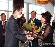 교민대표에게 꽃다발 받는 한덕수 총리
