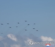 북한, 8일엔 전투기 150대 동시출격 시위..신형무기 시험발사