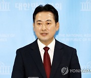 기자 질문에 답하는 국민의힘 장동혁 원내대변인