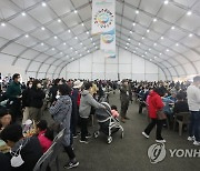 사람들로 붐비는 계룡군문화엑스포