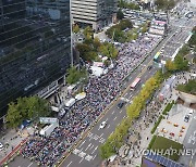 연휴 마지막날 서울 도심서 대규모 집회..교통체증 극심(종합)