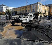 우크라, 러 보복공습에 "최소 11명 사망·64명 부상"