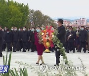 북한 주민들, 당창건 77주년 맞아 김일성·김정일동상에 헌화