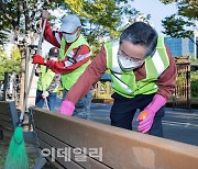 [포토] 환경정비로 취임 100일 시작한 최호권 영등포구청장