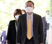 외교부 들어서는 후나코시 다케히로 일본 외무성 아시아대양주 국장