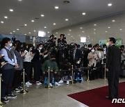 출근길 문답하는 윤석열 대통령