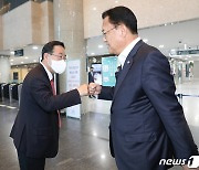 주호영 원내대표와 인사하는 정진석 비대위원장