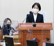 [국감] 의원 질의에 답변하는 이스란 연금정책국장