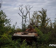 우크라 남부에 버려진 러시아 군 장갑차