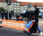 시위 벌이는 독일 환경 활동가들