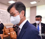 [포토]감사 중지 후 퇴장하는 최재해-유병호