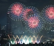 "하루 매출 2000만원, 미쳤다"..불꽃축제날 대박 난 편의점 인증샷