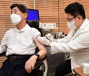 모더나 "오미크론 대응 2가 백신 국내 첫 접종 시작"
