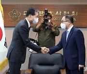 이종엽 대한변협회장과 인사하는 이원석 검찰총장