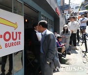 美 3대 버거 중 '인앤아웃'만 남았다..韓서 언제 맛볼까