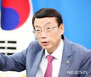 허식 인천시의회 의장 "스스로 연구해 정책대안 제시하는 의회 희망"