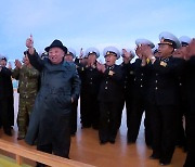 정부 "북한 전술핵 심각하게 주시"..김정은 민생행보