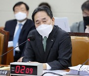 질의에 답하는 김태현 이사장