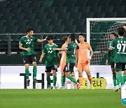 '구자룡 헤더 결승골' 전북, 강원 1-0 꺾고 실낱희망.. 2위 확보[오!쎈전주]