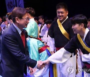 한국문화축제 공연단 격려하는 박보균 장관