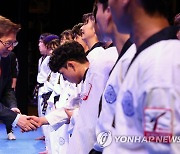 한국문화축제 공연단 격려하는 박보균 장관