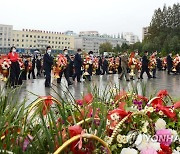 '당창건 77주년' 맞아 김일성·김정일 동상에 헌화하는 북한 주민들