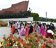 '당창건 77주년' 맞아 김일성·김정일 동상에 헌화하는 북한 주민들