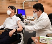 모더나, 코로나19 오미크론 대응 2가 백신 국내 첫 접종 시작