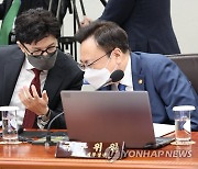 대화하는 한동훈 법무장관과 조규홍 복지부장관