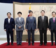 윤석열 대통령, 김관용 민주평통 수석부의장에 임명장 수여