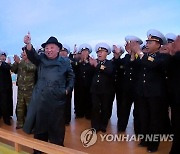 북한 김정은, 연포온실농장 준공식 참가자들에게 '엄지척'