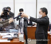 선서문 제출하는 김태현 국민연금공단 이사장