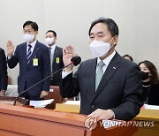 선서하는 김태현 국민연금공단 이사장