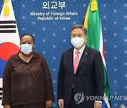 기념촬영하는 박진 장관과 남아공 국제협력부장관