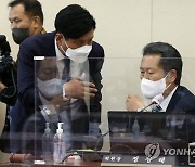 민주당 간사와 대화하는 정청래 과방위원장