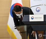 인사하는 장상윤 교육부 차관