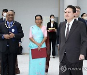 주한대사 신임장 제정식 참석하는 윤석열 대통령