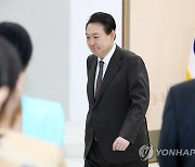 주한대사 신임장 제정식 마친 윤석열 대통령