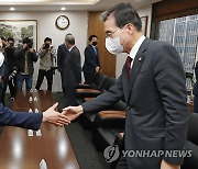 검찰총장 "전관예우 근절해야..국민 눈높이로 살피겠다"