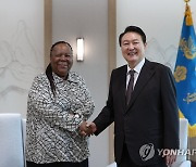 윤 대통령, 남아공 국제관계협력부 장관 접견