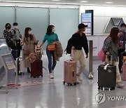 관광 비자 면제 첫날 일본 나리타공항 출국장 나서는 여행객들