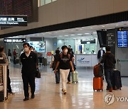 관광 비자 면제 첫날 일본 나리타공항 출국장 나서는 여행객들