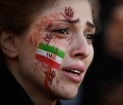 Z세대가 주도하는 이란 시위..죽은 16살 니카도 히잡 불태웠다