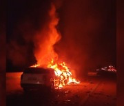 경부고속도로서 차량 3대 추돌·화재..2명 부상