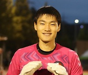 '한국 축구계의 오타니'..슛 막고, 골 때리는 '이중생활'