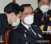 관계자로부터 보고받는 김광호 서울경찰청장