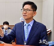 김문수 "문 대통령, 확실한 김일성주의자" 발언..국감서 퇴장 당해