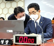 관계자와 대화하는 김창기 국세청장