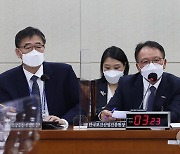 답변하는 김영옥 한국보건산업진흥원장 직무대리