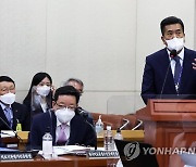 답변하는 강청희 한국공공조직은행장